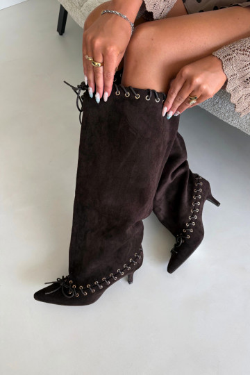 Bottes longues à talon moyen en daim synthétique avec lacets décoratifs couleur chocolat Juletta 2