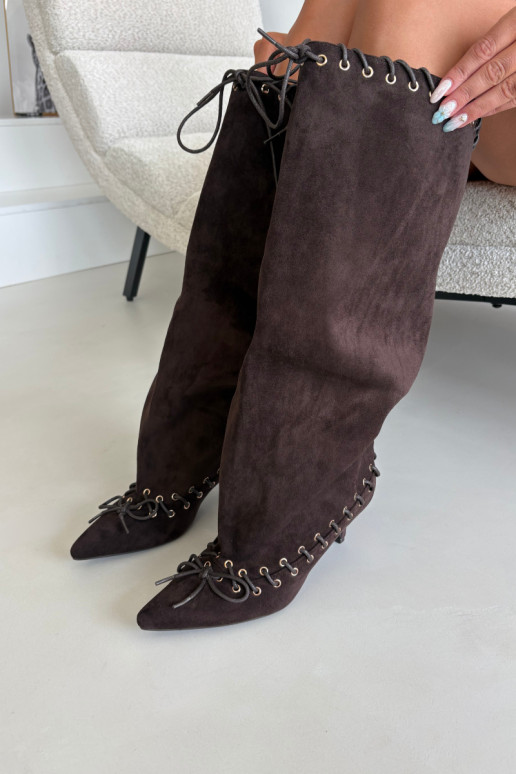 Bottes longues à talon moyen en daim synthétique avec lacets décoratifs couleur chocolat Juletta