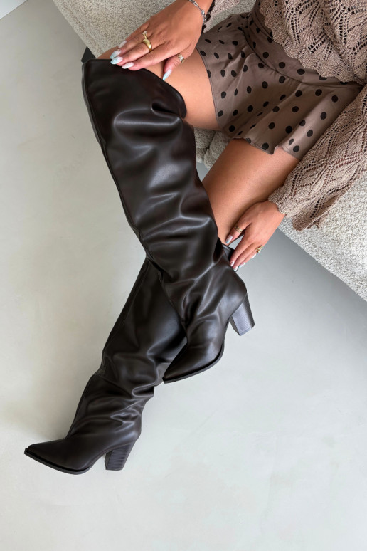 Bottes longues femmes à talon de style slip-on en cuir synthétique chocolat Anica