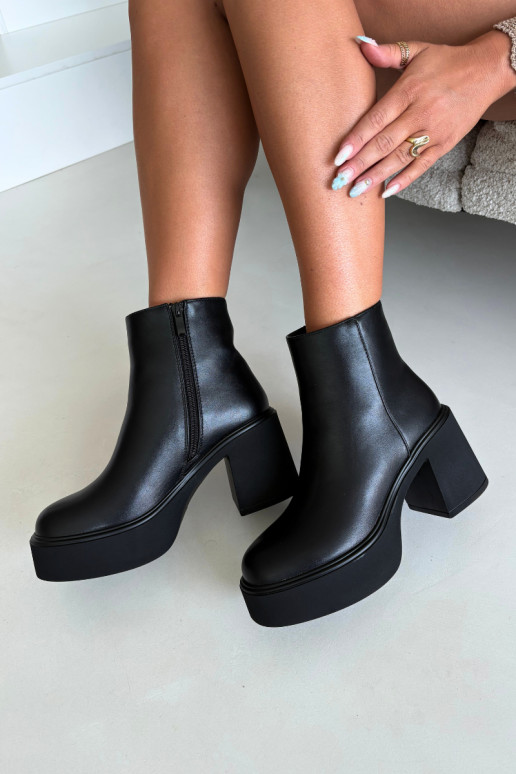 Bottines isolées avec talon et plateforme couleur noire Lurela
