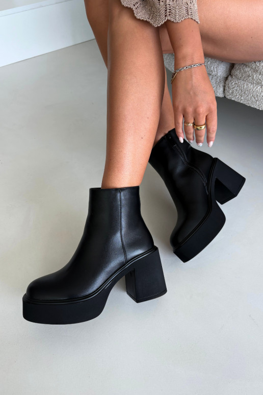 Bottines isolées avec talon et plateforme couleur noire Lurela