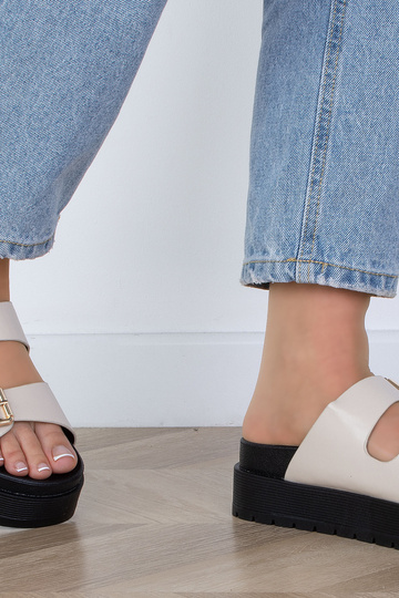 Chaussons pour femmes à plateforme avec détails dorés en sable et noir 2