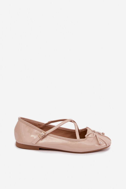 Ballerines beiges en vernis avec rubans Kokardką
