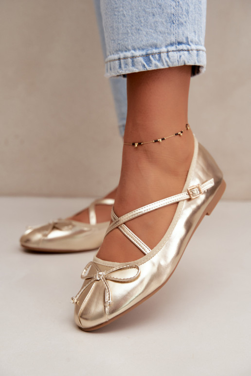 Ballerines dorées en vernis avec rubans Kokardką