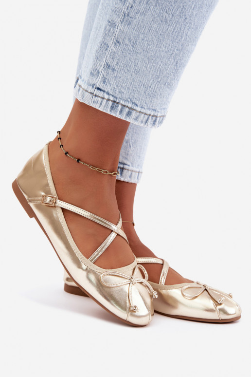 Ballerines dorées en vernis avec rubans Kokardką