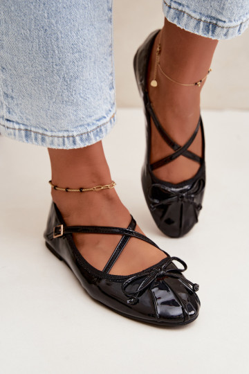 Ballerines noires en vernis avec rubans Kokardką