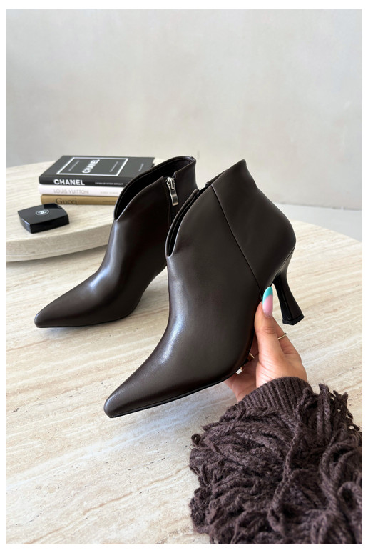 Bottines pour femmes sur talon fin avec bout pointu couleur brun foncé Bessia