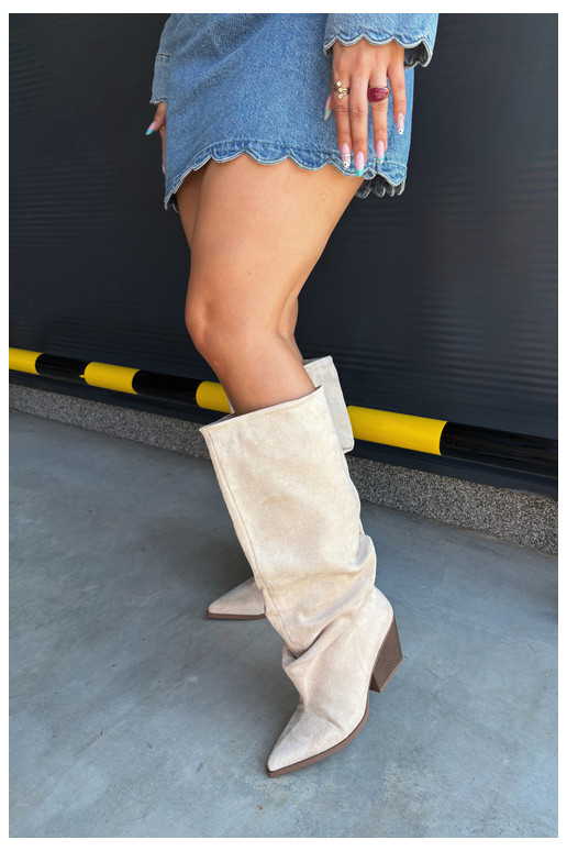 Bottes au-dessus du genou pour femmes avec partie supérieure incurvée et talons en daim couleur sable Durela