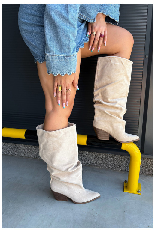 Bottes au-dessus du genou pour femmes avec partie supérieure incurvée et talons en daim couleur sable Durela