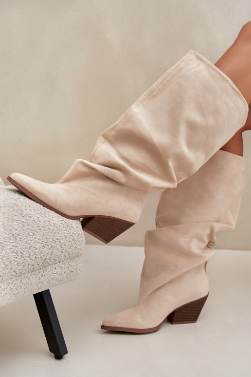 Bottes au-dessus du genou pour femmes avec partie supérieure incurvée et talons en daim couleur sable Durela