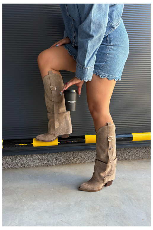 Bottes au-dessus du genou pour femmes avec talons, volants et boucles couleur sable Caster
