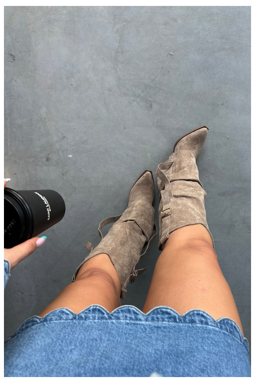 Bottes au-dessus du genou pour femmes avec talons, volants et boucles couleur sable Caster