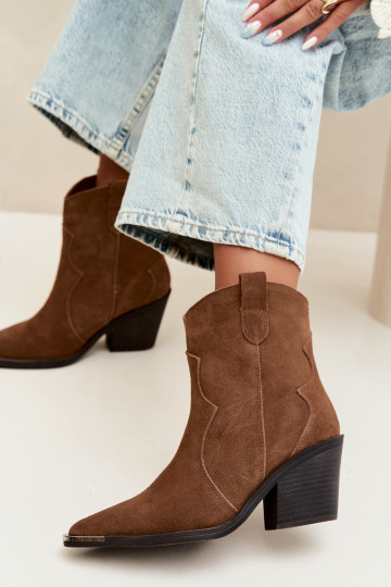 Bottes brunes en daim de style cowboy isolées avec talons Pelsa
