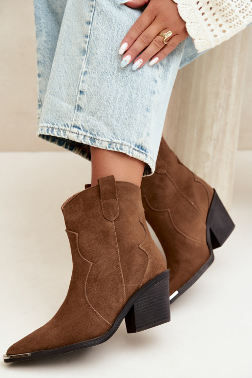 Bottes brunes en daim de style cowboy isolées avec talons Pelsa