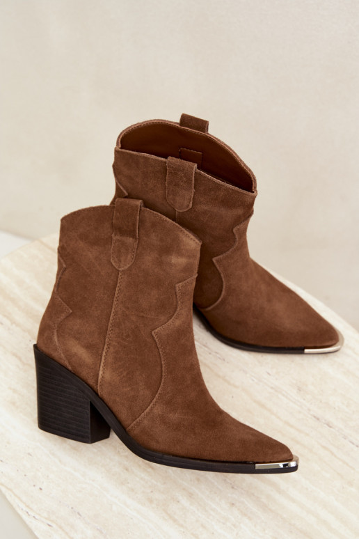 Bottes brunes en daim de style cowboy isolées avec talons Pelsa