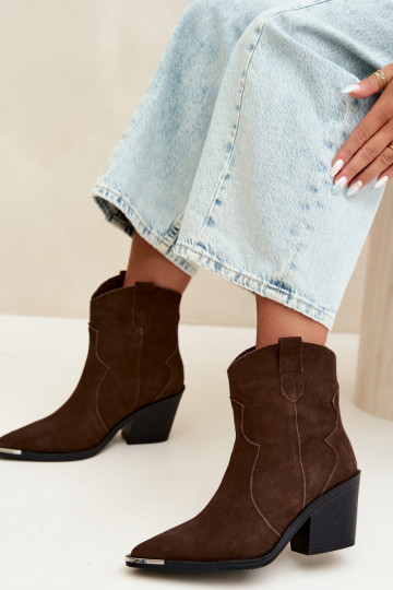 Bottes en daim chocolat de style cowboy isolées avec talons Pelsa