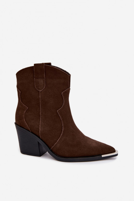 Bottes en daim chocolat de style cowboy isolées avec talons Pelsa