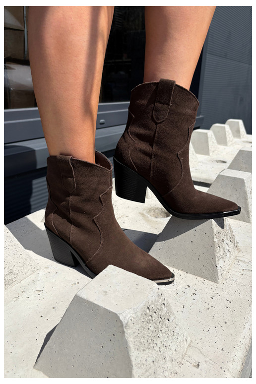 Bottes en daim chocolat de style cowboy isolées avec talons Pelsa