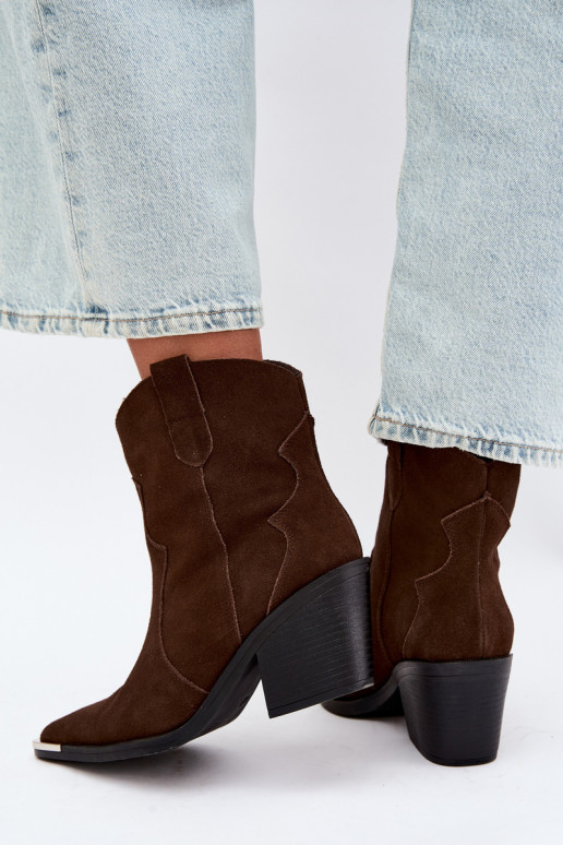 Bottes en daim chocolat de style cowboy isolées avec talons Pelsa