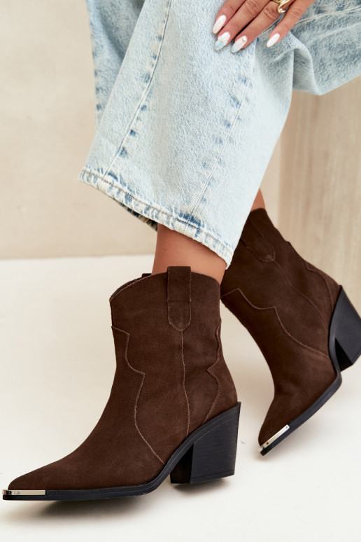 Bottes en daim chocolat de style cowboy isolées avec talons Pelsa