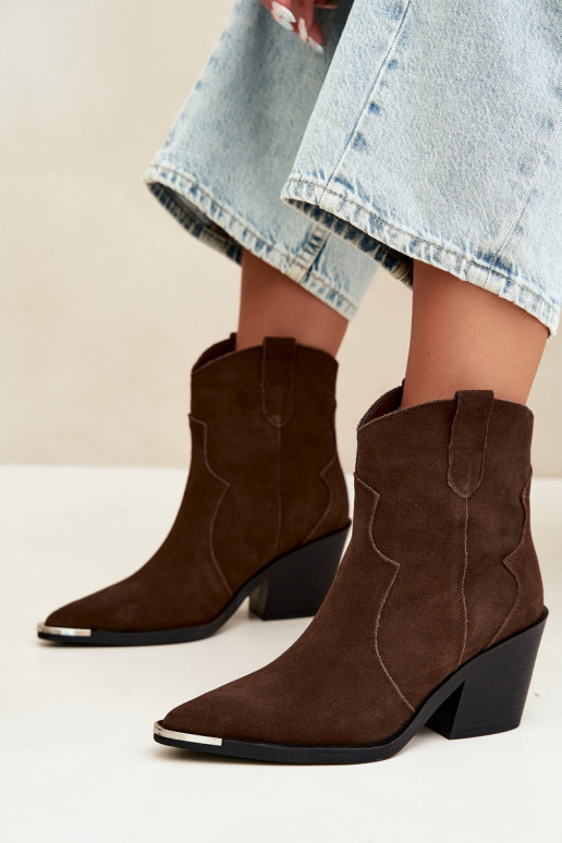 Bottes en daim chocolat de style cowboy isolées avec talons Pelsa