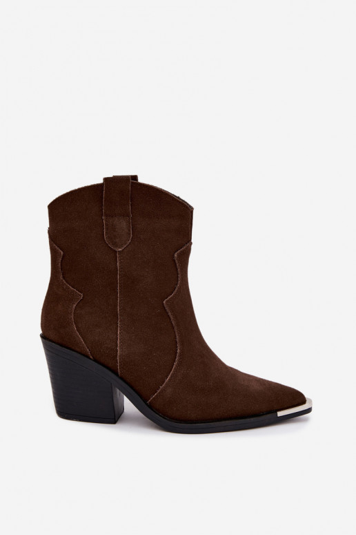Bottes en daim chocolat de style cowboy isolées avec talons Pelsa