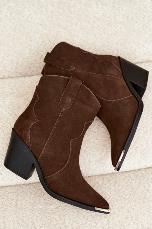 Bottes en daim chocolat de style cowboy isolées avec talons Pelsa