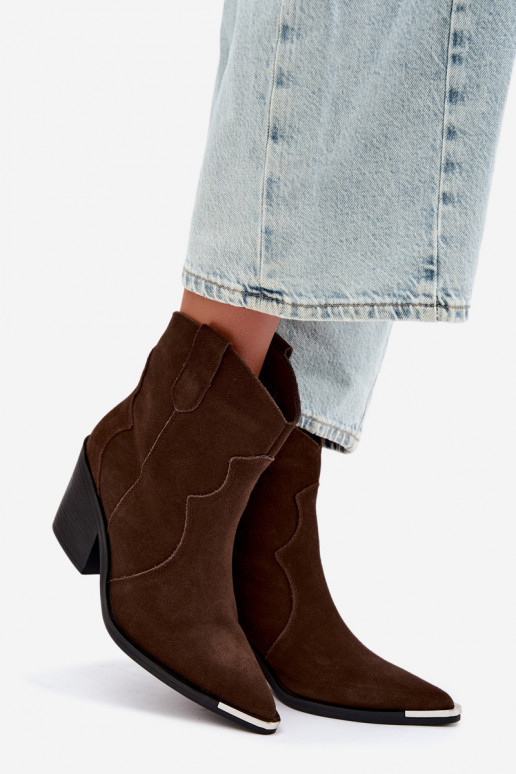 Bottes en daim chocolat de style cowboy isolées avec talons Pelsa