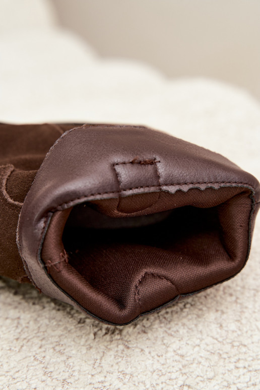 Bottes en daim chocolat de style cowboy isolées avec talons Pelsa