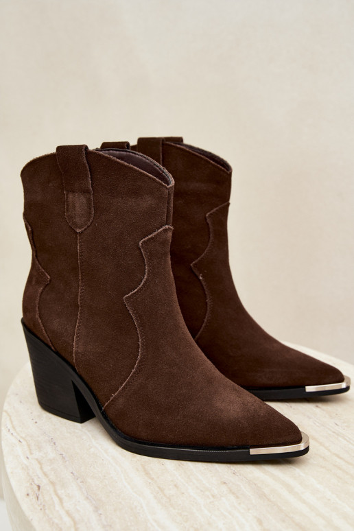 Bottes en daim chocolat de style cowboy isolées avec talons Pelsa