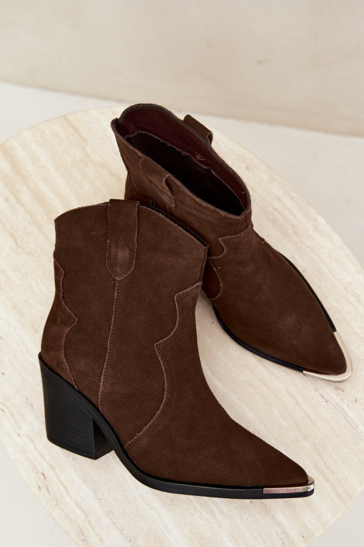 Bottes en daim chocolat de style cowboy isolées avec talons Pelsa