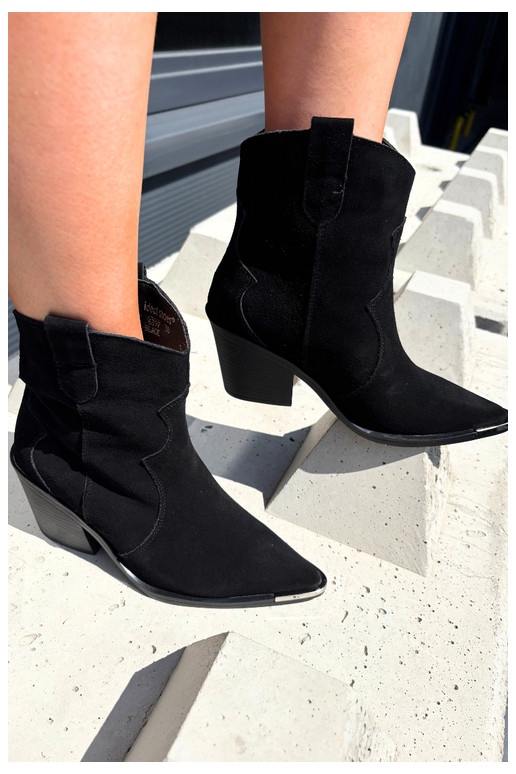 Bottes en daim noires de style cowboy isolées avec talons Pelsa