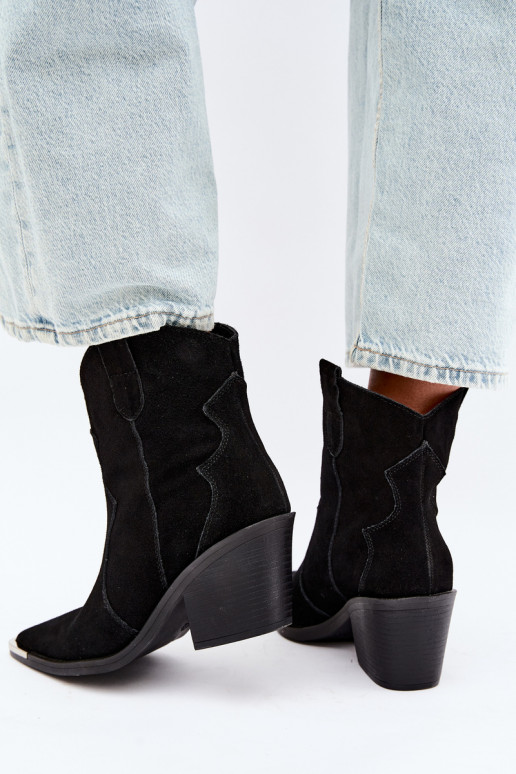 Bottes en daim noires de style cowboy isolées avec talons Pelsa