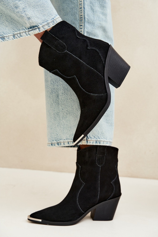 Bottes en daim noires de style cowboy isolées avec talons Pelsa