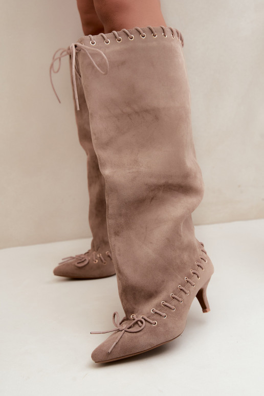 Bottes longues à talon moyen en daim synthétique avec lacets décoratifs couleur sable Juletta