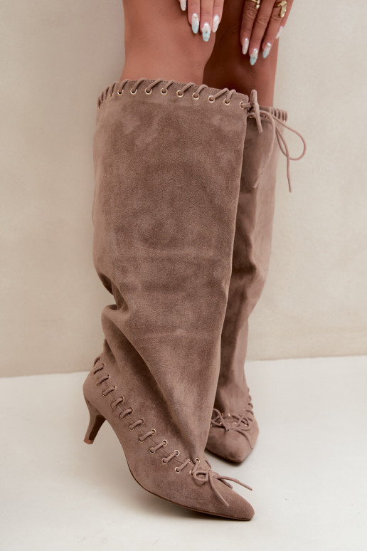 Bottes longues à talon moyen en daim synthétique avec lacets décoratifs couleur sable Juletta