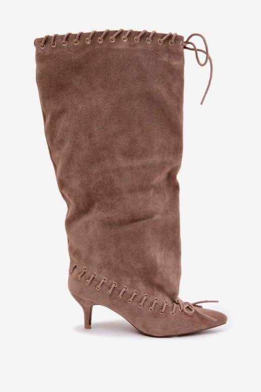 Bottes longues à talon moyen en daim synthétique avec lacets décoratifs couleur sable Juletta