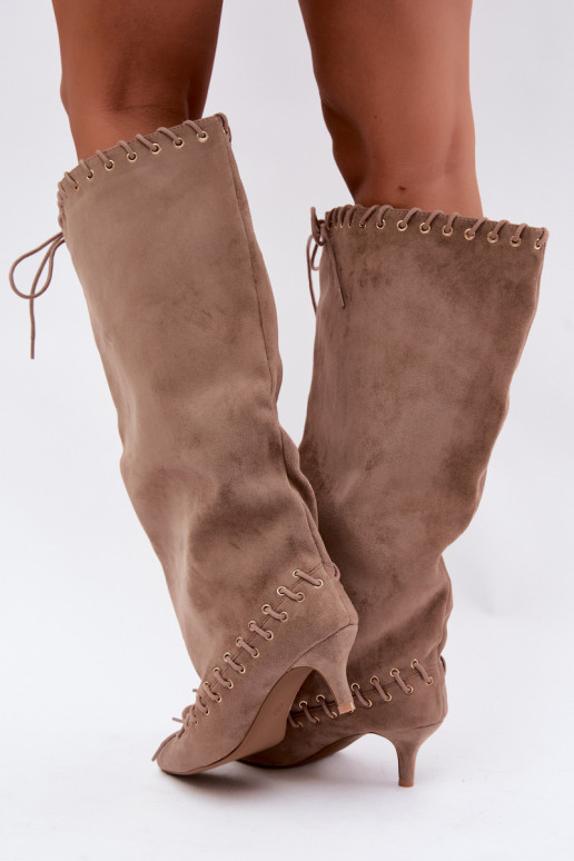 Bottes longues à talon moyen en daim synthétique avec lacets décoratifs couleur sable Juletta