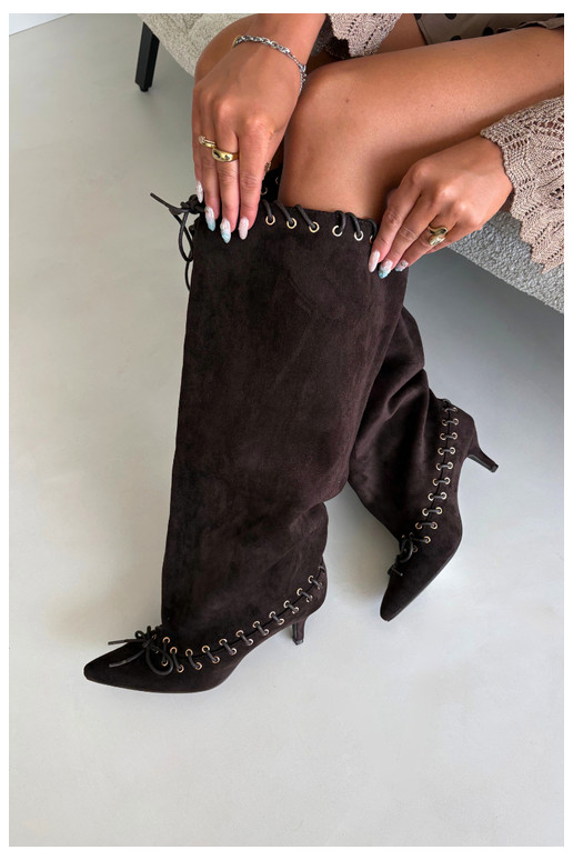 Bottes longues à talon moyen en daim synthétique avec lacets décoratifs couleur chocolat Juletta