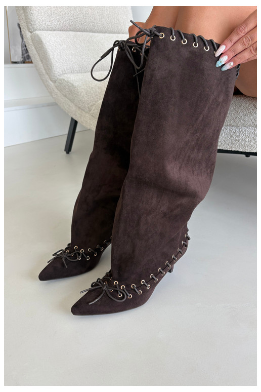 Bottes longues à talon moyen en daim synthétique avec lacets décoratifs couleur chocolat Juletta