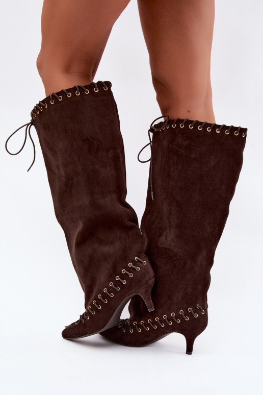 Bottes longues à talon moyen en daim synthétique avec lacets décoratifs couleur chocolat Juletta