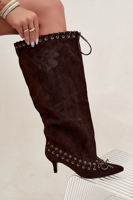 Bottes longues à talon moyen en daim synthétique avec lacets décoratifs couleur chocolat Juletta