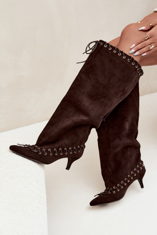 Bottes longues à talon moyen en daim synthétique avec lacets décoratifs couleur chocolat Juletta
