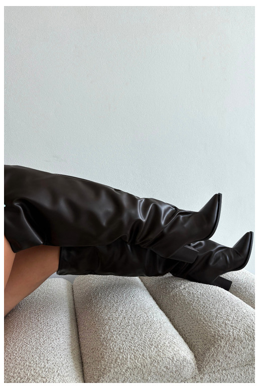 Bottes longues femmes à talon de style slip-on en cuir synthétique chocolat Anica
