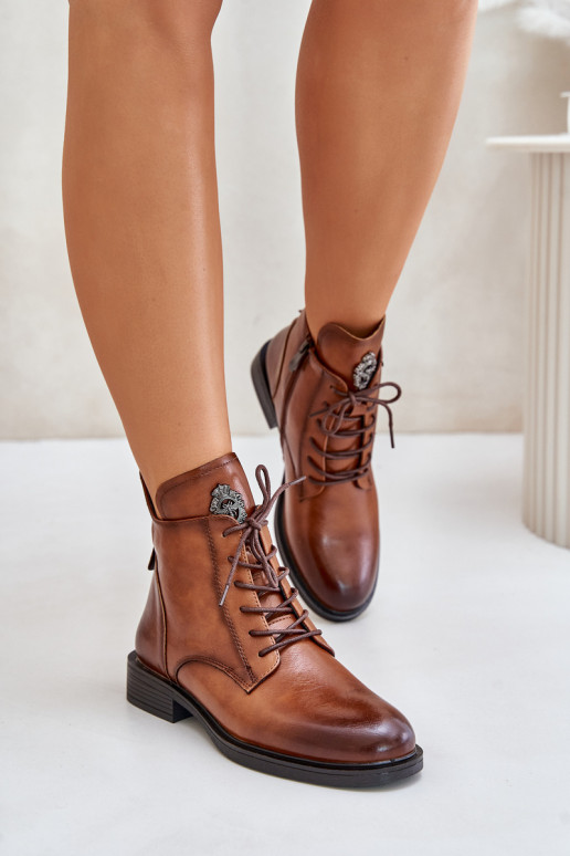 Bottines brunes isolées avec de larges talons ornés Leonise