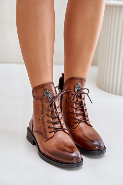 Bottines brunes isolées avec de larges talons ornés Leonise
