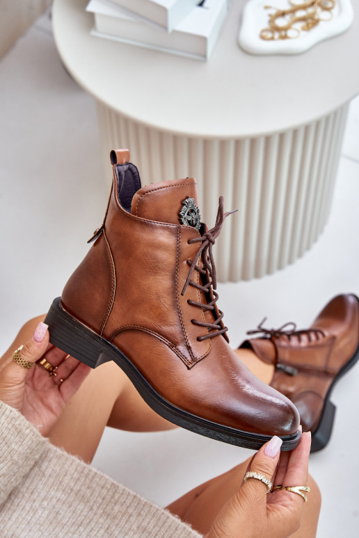 Bottines brunes isolées avec de larges talons ornés Leonise
