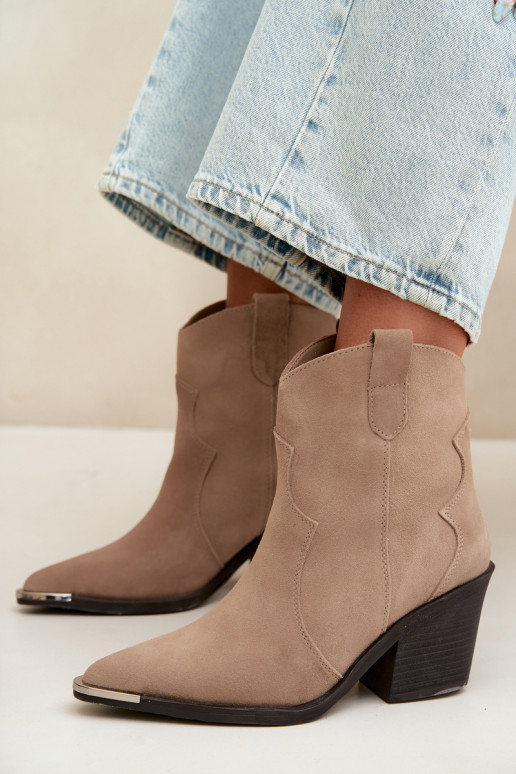 Bottes isolées en daim couleur kaki de style cowboy avec talons Pelsa