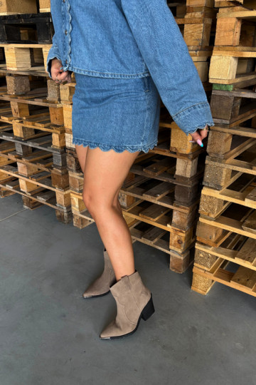 Bottes isolées en daim couleur kaki de style cowboy avec talons Pelsa 2
