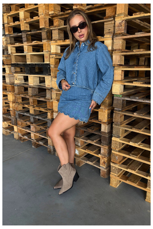 Bottes isolées en daim couleur kaki de style cowboy avec talons Pelsa